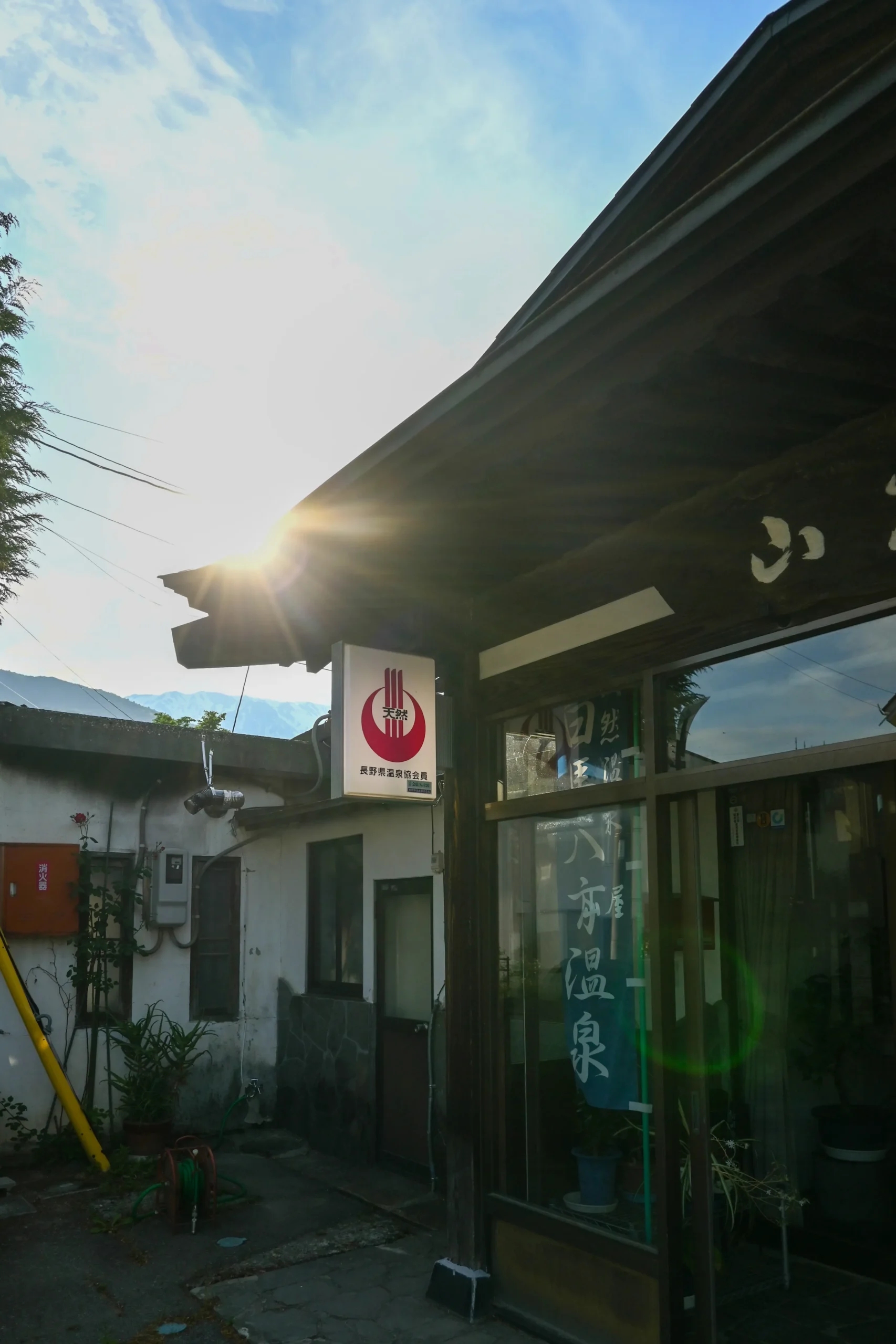 静かな旅館の入り口と石畳