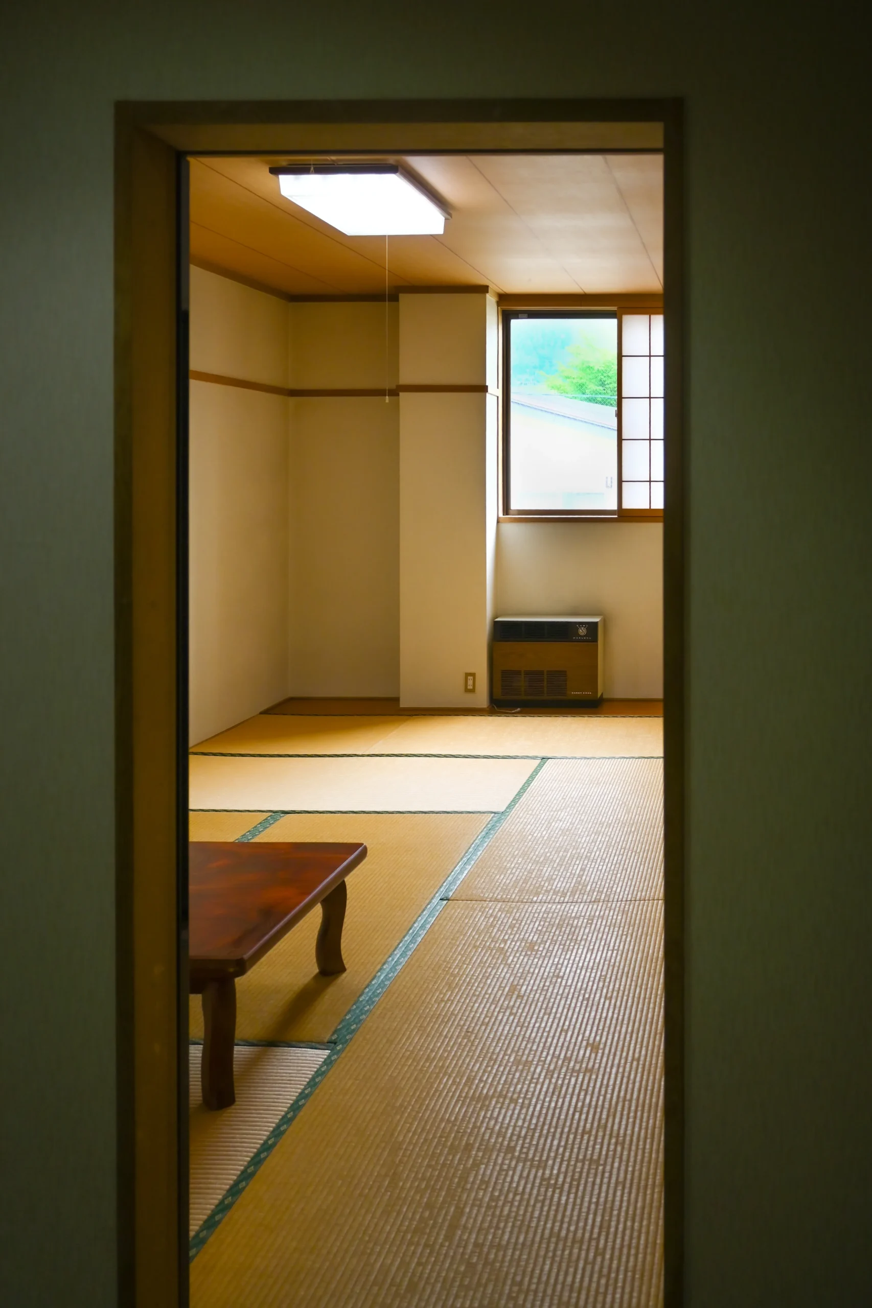 柔らかな自然光が差し込む、静かな和室